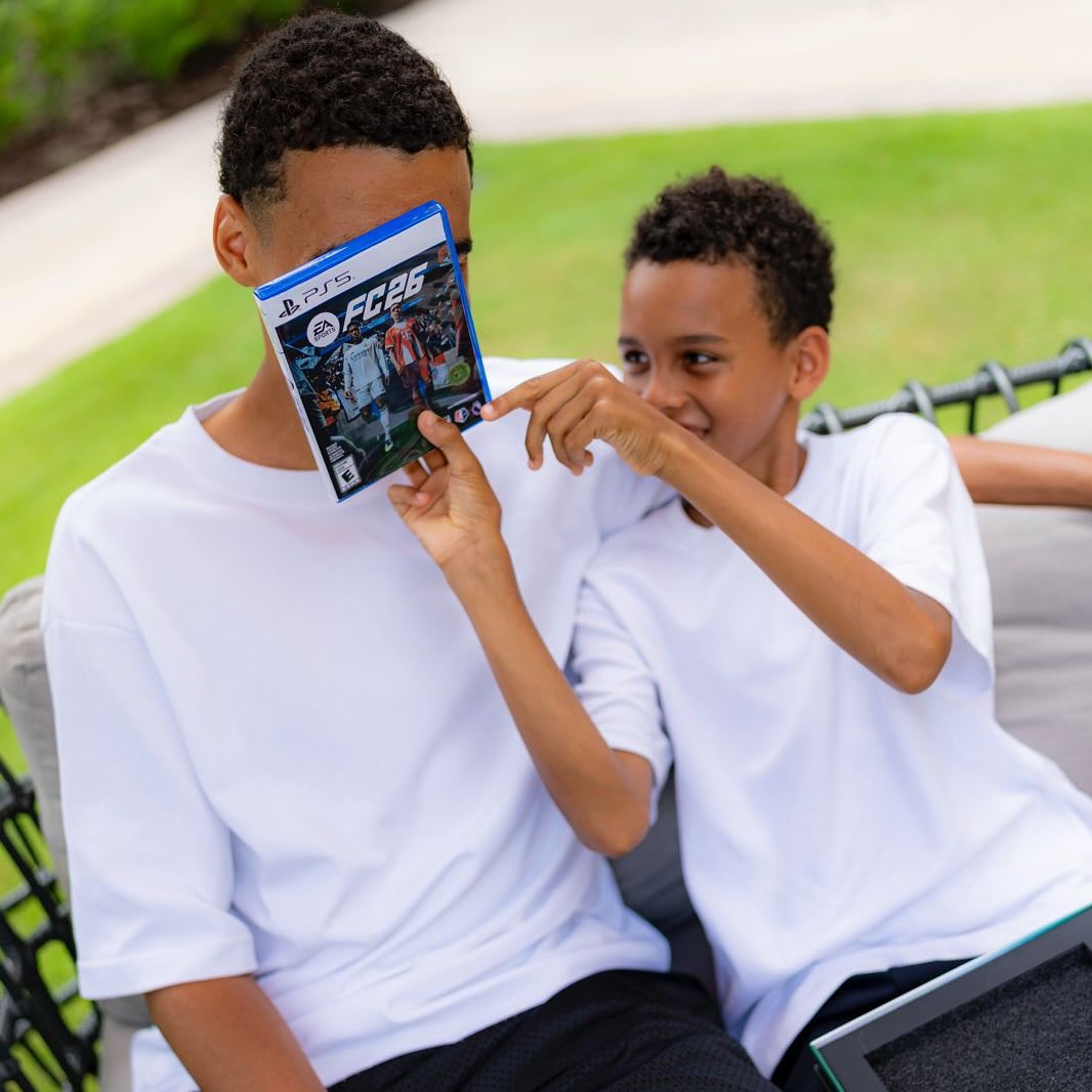 wusialalover69's tweet image. jamal showing his brother he鈥榮 on the cover 馃ス馃ス馃ス
