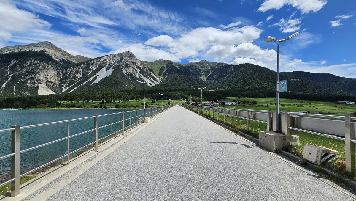 Cyclopentadien's tweet image. Einmal um den See.
Pizza heute Abend habe ich mir verdient. Und jetzt noch ein Eis.
