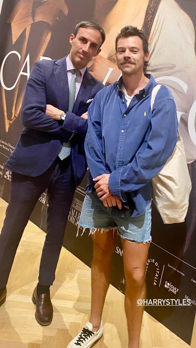 UpdateHLD's tweet image. Harry posing for a picture with Thomas Clement Salomon, the Director of the National Gallery of Ancient Art, during his visit of the art museum in Rome recently.
📸: thomasclementsalomon