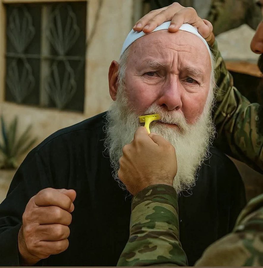 اي شخص انزعج من المنظر هذا  ولم ينزعج من تمرد الدروز واستعانتهم ب إسرائيل ضد بلدهم وقتل وتنكيل الاطفال والنساء البدو ف السويداء هو شخص مريض وغير سوي.
 #سوريا