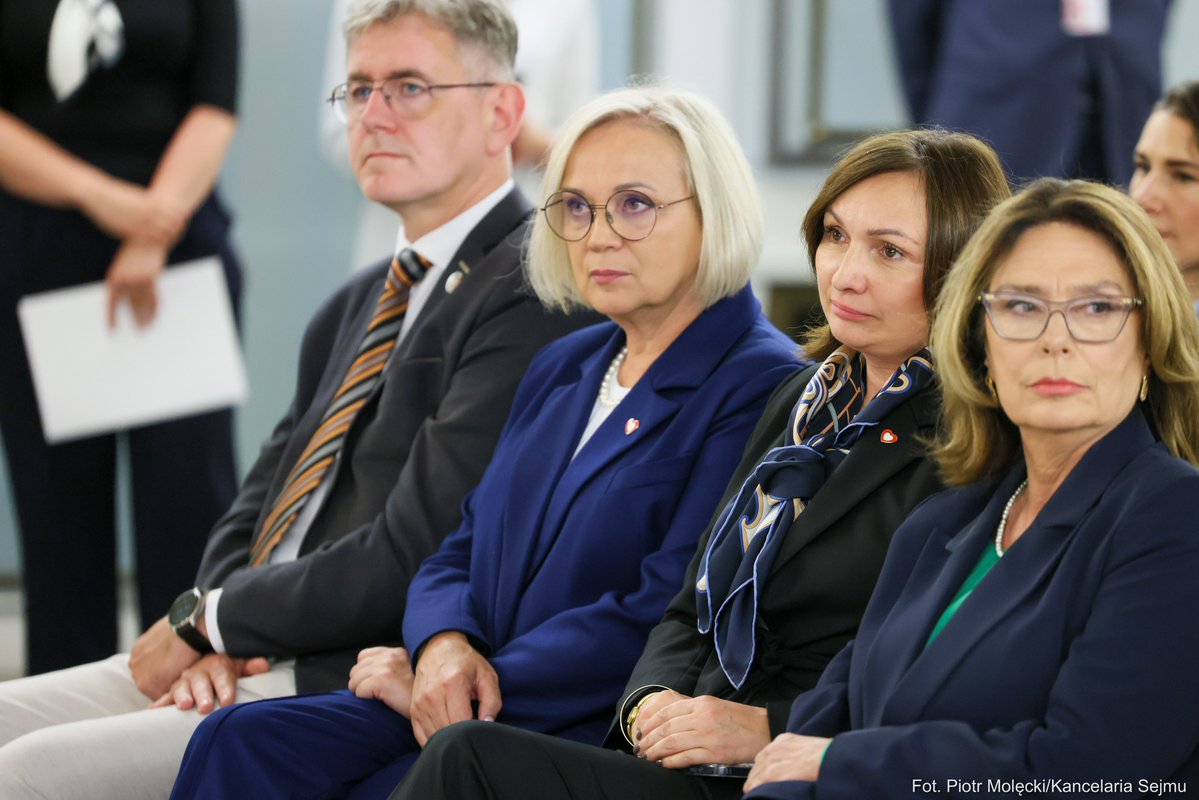 PLParliament's tweet image. 🇵🇱🤝🌍 | July 7, 2025. In the Column Hall of the Polish Parliament, Speakers @szymon_holownia & @M_K_Blonska met with 🇵🇱 diplomats during the Heads of Missions Conference @PolandMFA.
The meeting was also attended by Deputy Speakers @MWielichowska, @DorotaNiedziela, and…