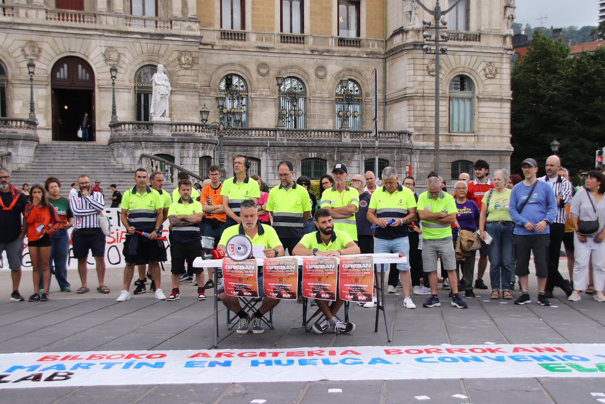 📸 Bilboko argietako langileak greban daude, hitzarmen duin baten alde borrokan.

Haien lana esker, adibidez, Aste Nagusia posible egiten dute. Horregatik, gaurko mobilizazioan konpartsen babesa jaso dute. #BibaZuek