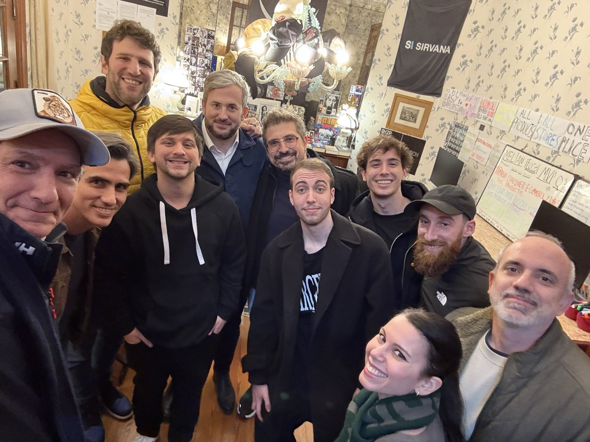 gugamayer's tweet image. Cuánto talento junto anoche en la Hackers House, en la juntada que organizamos con @meliandotcom y @NewtopiaVC en honor al gran @evilrabbit_ . 
Lástima que se perdió la foto el homenajeado por estar buscando la campera 🥶.