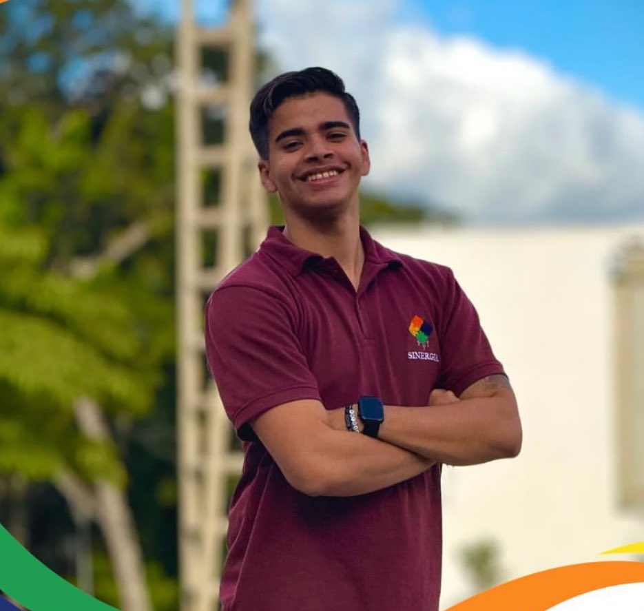 miguel_suarezt's tweet image. En horas de la madrugada de hoy 18 de Julio detuvieron de manera arbitraria al consejero universitario de la Universidad Central de Venezuela Simón Bolivar, hasta los momentos se desconoce su ubicación actual.
Exigimos la libertad inmediata de Simón, pensar distinto no es delito