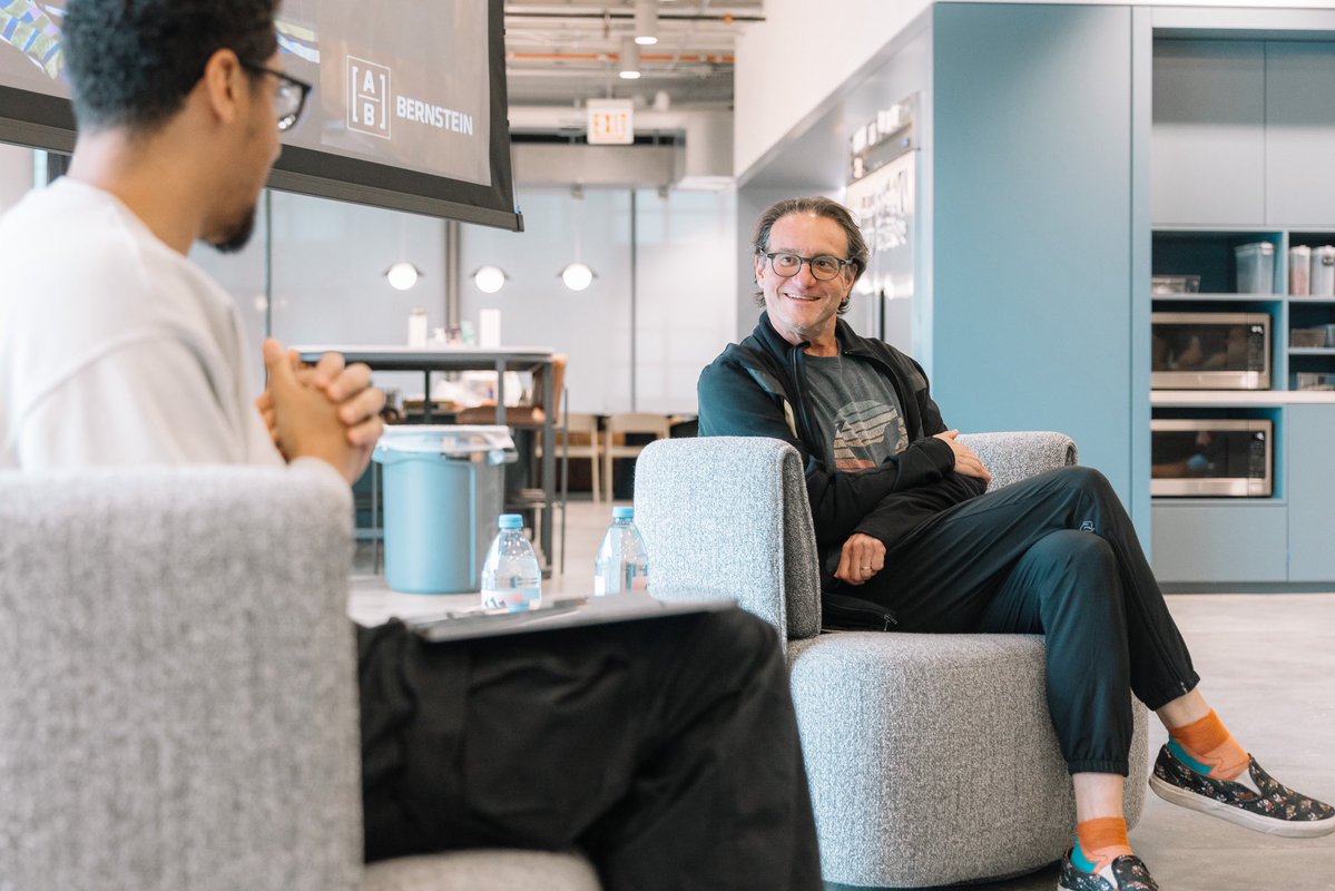 landon20s's tweet image. “Startup communities thrive on mentorship freely given.”
That was the theme of yesterday’s fireside with @bfeld at @drive_capital
Brad’s an OG: 90s tech investor, co-founded @techstars and wrote many best sellers
We covered startup war stories and his new book Give First