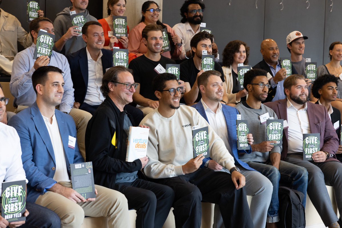 landon20s's tweet image. “Startup communities thrive on mentorship freely given.”
That was the theme of yesterday’s fireside with @bfeld at @drive_capital
Brad’s an OG: 90s tech investor, co-founded @techstars and wrote many best sellers
We covered startup war stories and his new book Give First