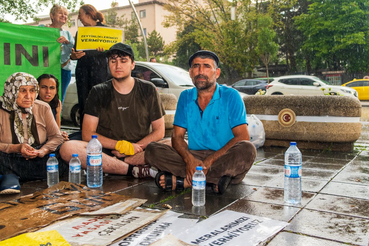 Akbelenli yurttaşlarımız, TBMM Başkanı Numan Kurtulmuş ile görüşebilmek, seslerini duyurabilmek için Meclis’in Dikmen kapısında oturma eylemine devam ediyor.

TBMM Başkanı Kurtulmuş’a sesleniyoruz: Köylülerin sesinden korkmayın, yurttaşlarımızla görüşerek taleplerini yerine