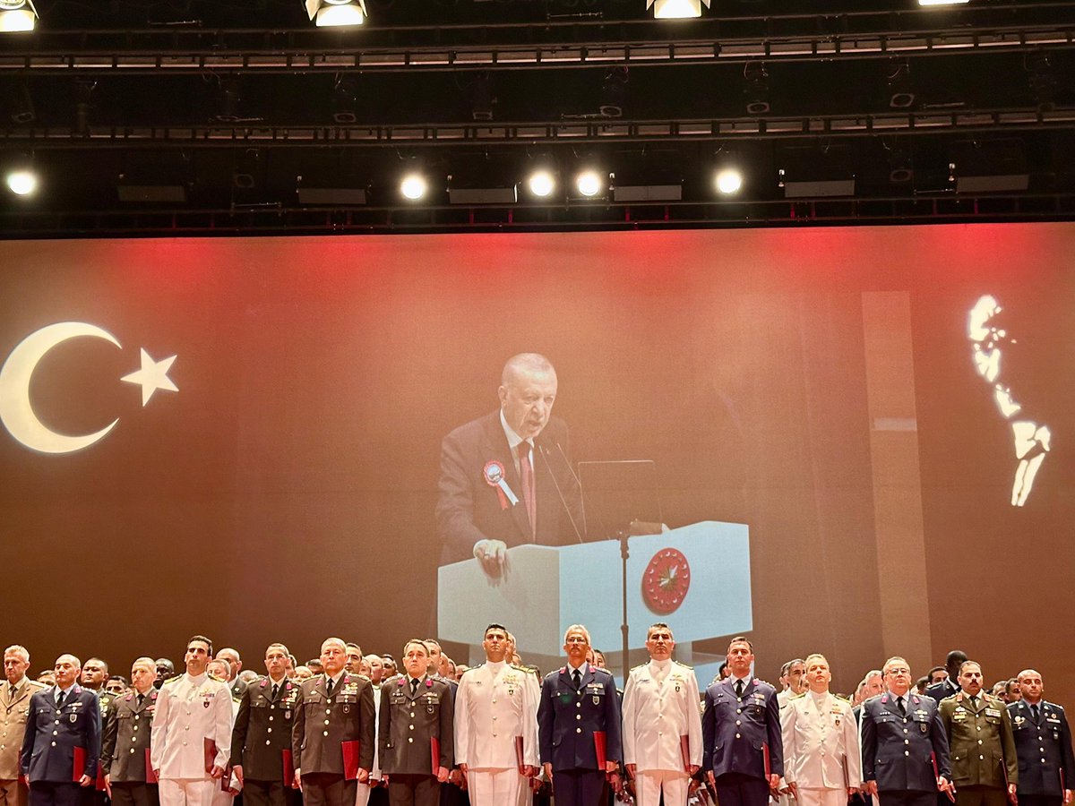 _MehmetOzkan's tweet image. Cumhurbaşkanımızı Milli Savunma Üniversitesi mezuniyet törenimizde ağırladık. 241 mezunumuz artık farklı seviyelerde ordumuza hizmet etmeye devam edecek. Yolları açık olsun. 👏👏👏
