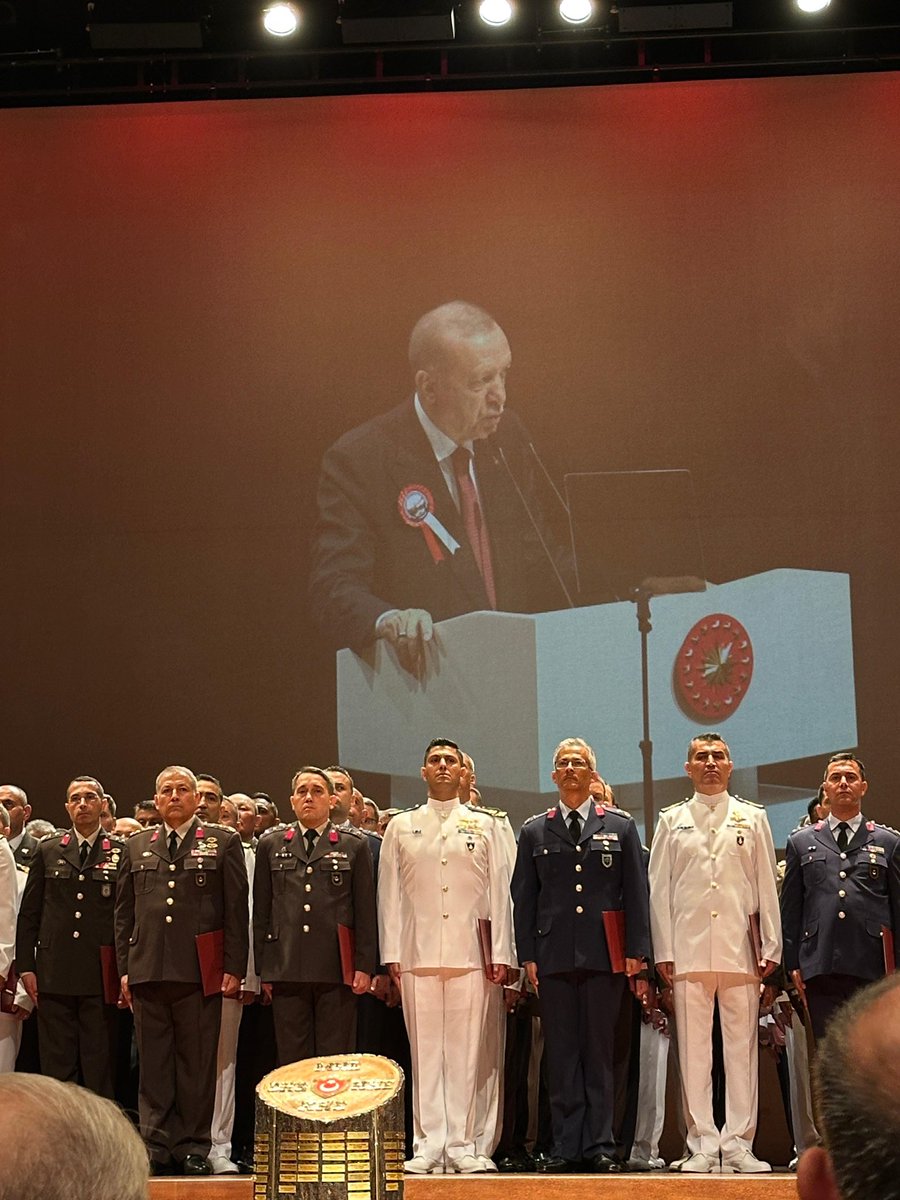 _MehmetOzkan's tweet image. Cumhurbaşkanımızı Milli Savunma Üniversitesi mezuniyet törenimizde ağırladık. 241 mezunumuz artık farklı seviyelerde ordumuza hizmet etmeye devam edecek. Yolları açık olsun. 👏👏👏