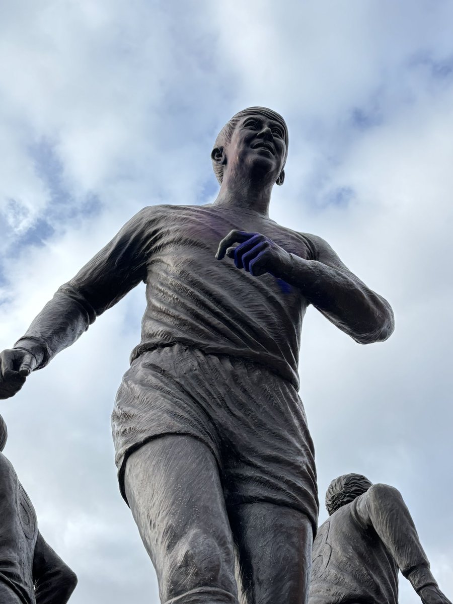 TrickorTweet0's tweet image. Howard Kendall still with his pyro after the Southampton game!