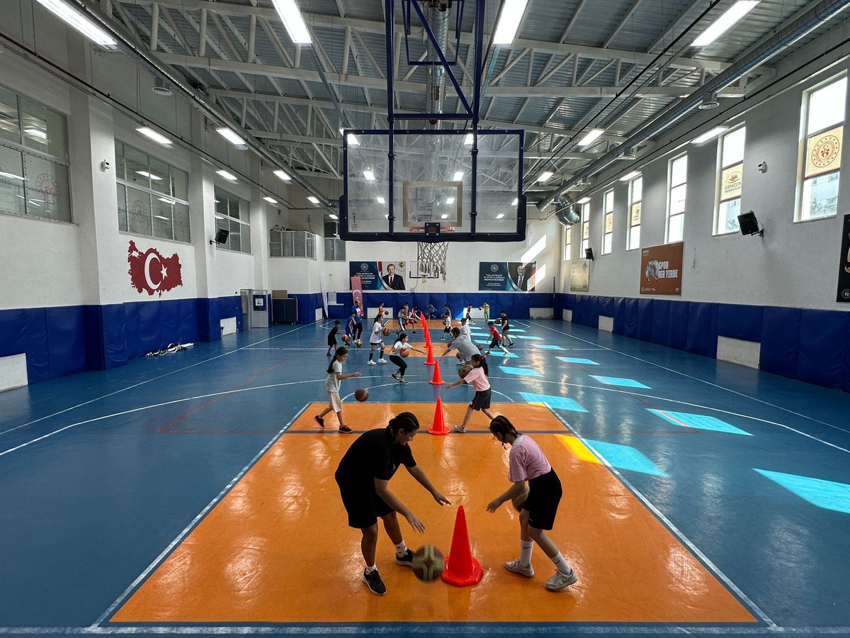 Yaz Dönemi Spor Eğitimlerimiz doludizgin devam ediyor! 🏃‍♂️🎯

Tamamen ücretsiz olarak düzenlediğimiz eğitimler, yüzlerce sporseverin katılımıyla adeta bir spor şölenine dönüşüyor.

Bugün ki basketbol egitimlerimizden.