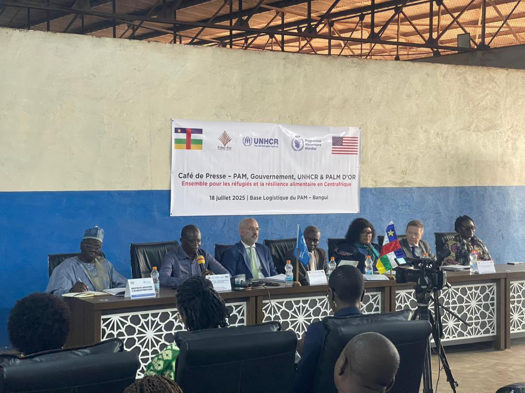 WFP_CAR_CD's tweet image. Aujourd’hui à Bangui, un exemple concret de solidarité ! 💪 Avec l’appui des #USA 🇺🇸, 100 tonnes de farine fortifiée ont été livrées pour les réfugiés. Merci au @WFP_CAR @UNHCR_CAR, à #PalmeDOr et au Gouvernement centrafricain pour cette réponse locale et durable. #USAenRCA