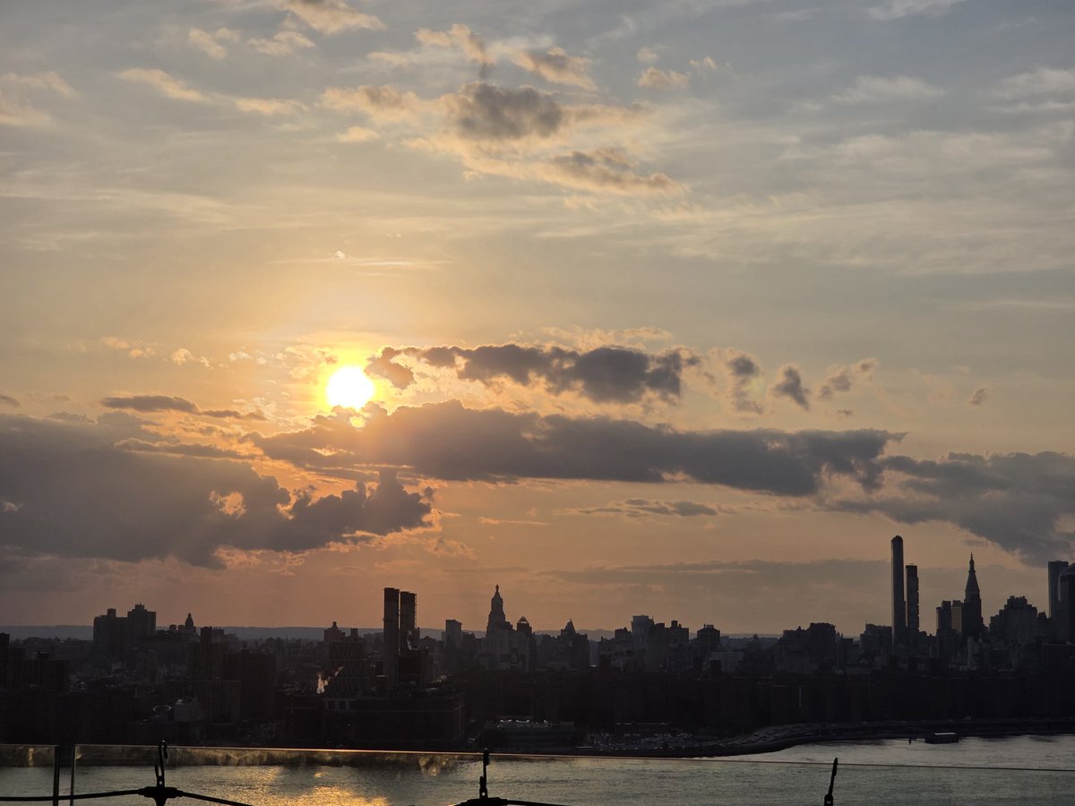 LegendaryScoop's tweet image. Crazy sunset last night in Brooklyn. Shot on the Galaxy Z Fold 7.