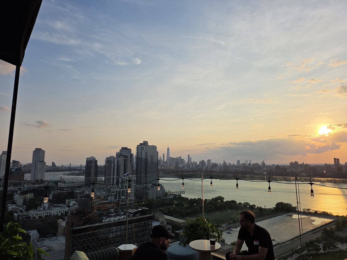 LegendaryScoop's tweet image. Crazy sunset last night in Brooklyn. Shot on the Galaxy Z Fold 7.