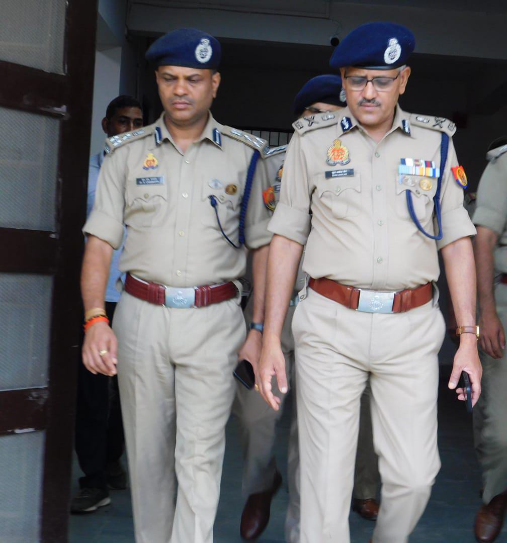 आज एडीजी गोरखपुर जोन द्वारा गोरखपुर में  उ०प्र० आरक्षी भर्ती के दृष्टिगत रिक्रूट आरक्षियों के प्रशिक्षण हेतु पुलिस लाइन में मूलभूत सुविधाओं का निरीक्षण कर महत्वपूर्ण दिशा-निर्देश निर्गत किए गए।