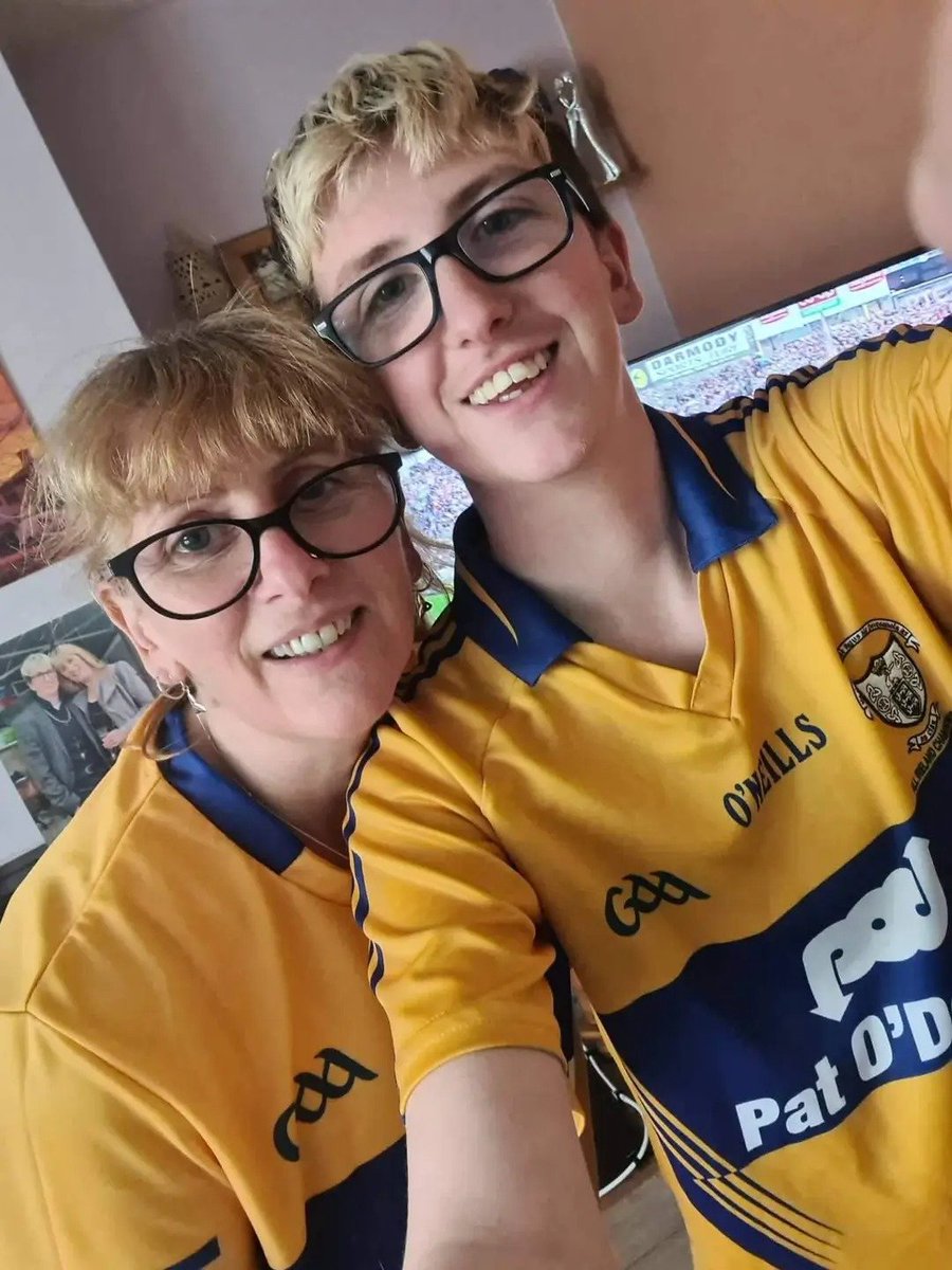 brandubh4's tweet image. Meet Saoirse.
At 16 she came out as a lesbian. At 19 she came out as "trans" and started going by Jamie. She began breast-binding with the full support of her mother.
Oh didn't I mention? Her mother is TD Donna McGettigan - an elected member of Irish Parliament.
