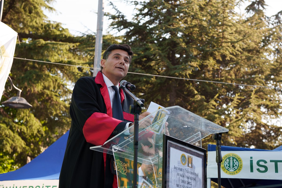 2024-2025 İstanbul Üniversitesi Hukuk Fakültesi 141. Devre Mezuniyet Töreni
Fakültemiz 2024-2025 Öğretim Yılı 141. Devre Mezuniyet Töreni, 12 Temmuz 2025 Cumartesi günü büyük bir coşku ile gerçekleştirilmiştir.
 
 Mezunlarımızı tebrik ediyor, meslek hayatlarında başarılar