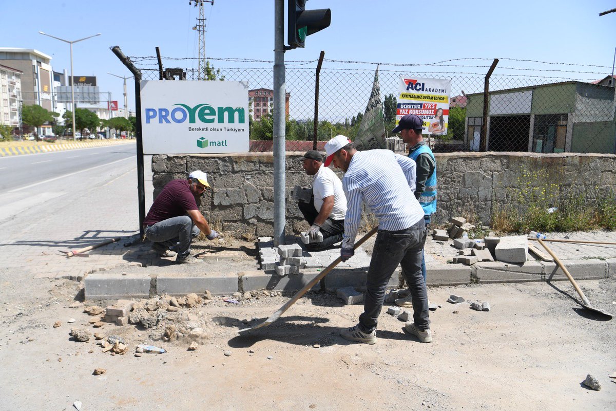mus_bld's tweet image. 📌 Kaldırım Onarım Çalışmalarımız Aralıksız Sürüyor
Fen İşleri Müdürlüğü ekiplerimiz, kent genelinde sürdürdüğü kaldırım onarım çalışmalarına Kızılağaç Kavşağı mevkiinde devam ediyor. Kullanılamaz hale gelen kaldırım, ekiplerimizin titiz çalışmasıyla yenileniyor.