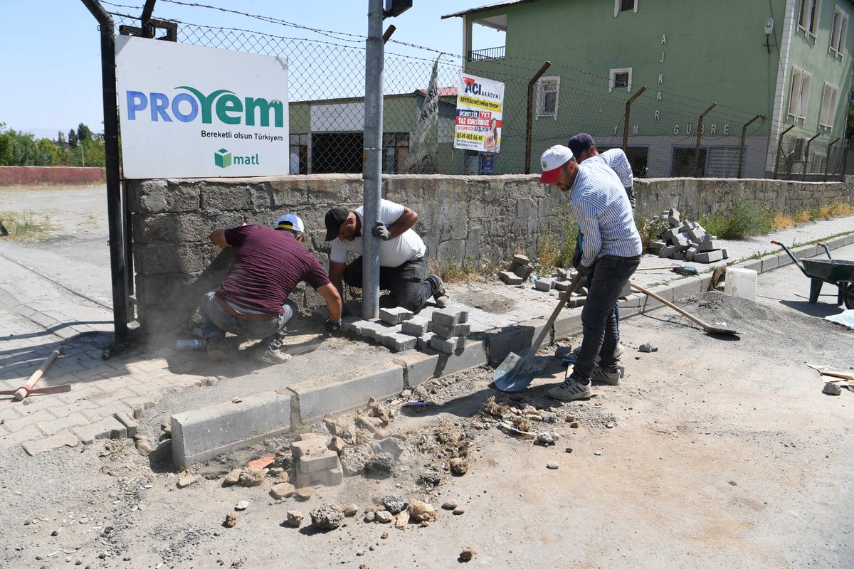 mus_bld's tweet image. 📌 Kaldırım Onarım Çalışmalarımız Aralıksız Sürüyor
Fen İşleri Müdürlüğü ekiplerimiz, kent genelinde sürdürdüğü kaldırım onarım çalışmalarına Kızılağaç Kavşağı mevkiinde devam ediyor. Kullanılamaz hale gelen kaldırım, ekiplerimizin titiz çalışmasıyla yenileniyor.