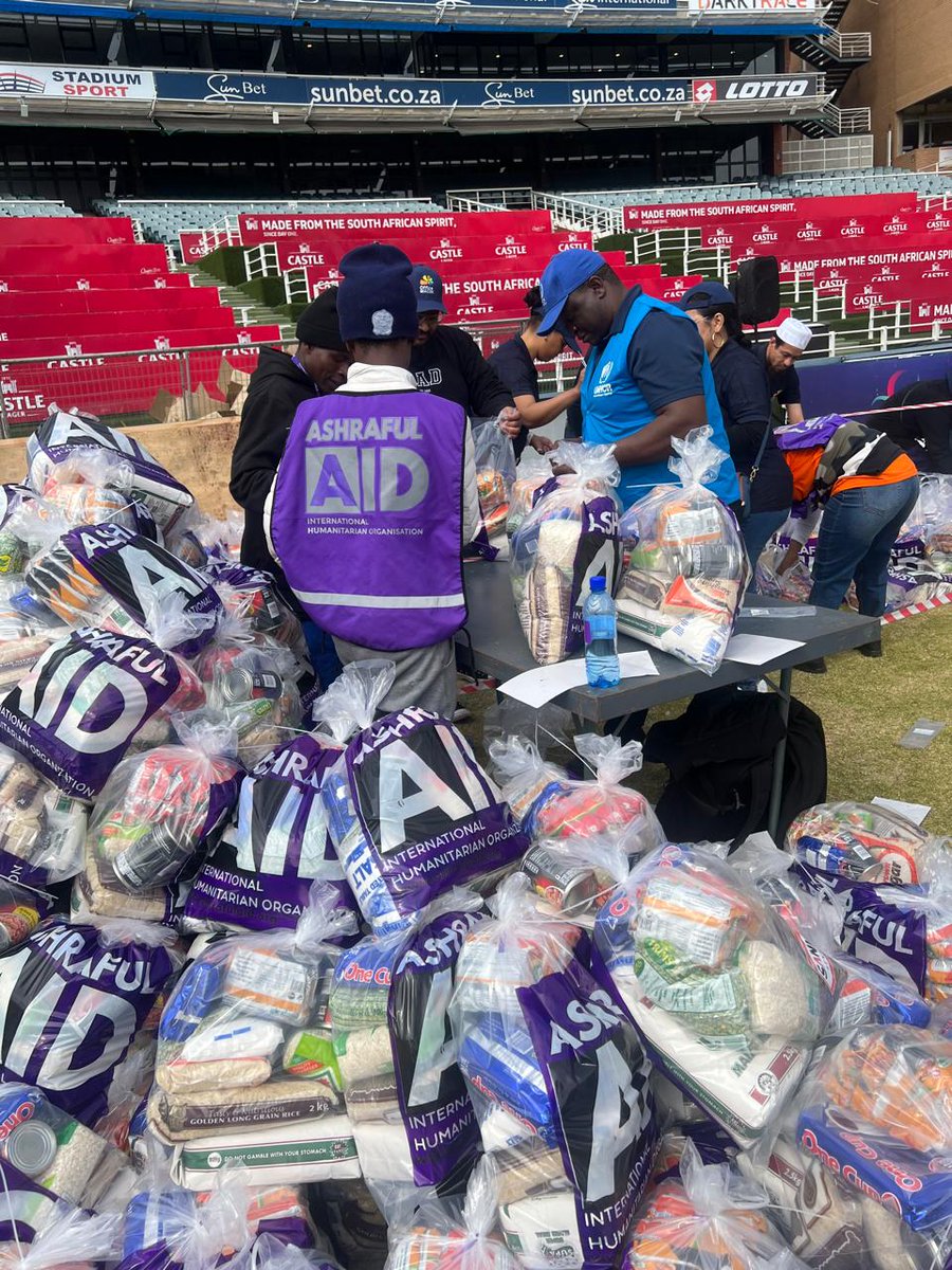 Grateful to @AshrafulAid for inviting <a href="/unhcrsafrica/">UNHCR South Africa</a> to the 5th Annual #MandelaDay Employee Volunteer Event at DP World Wanderers Stadium.
Alongside amazing partners, we packed 5,000 food parcels for families in need including those forcefully displaced.
#WithRefugees