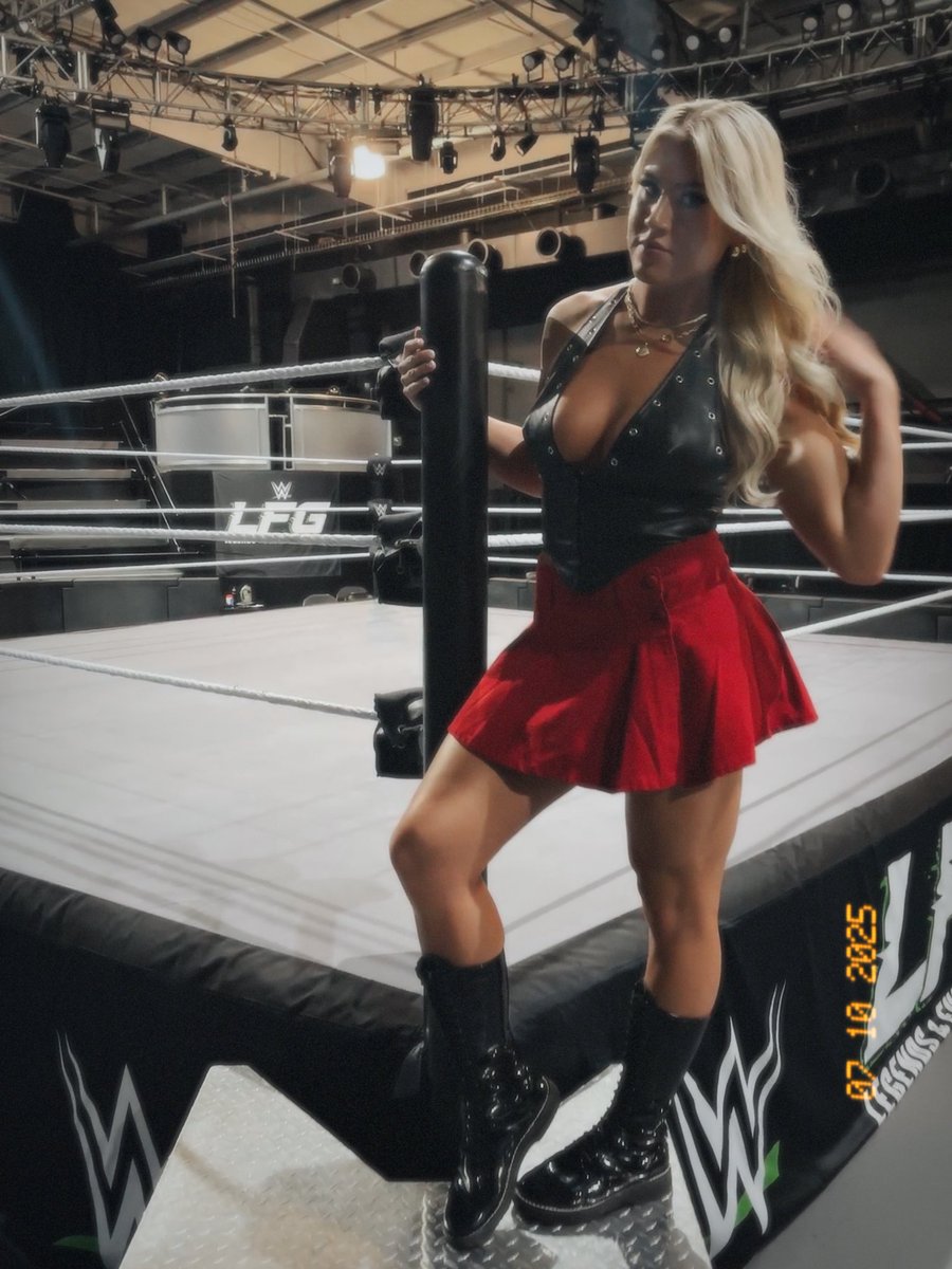 Come watch ZENA wrestle TONIGHT in Sebring! 💗🫶 #ZENAtion #WWE etix.com/ticket/p/45073…