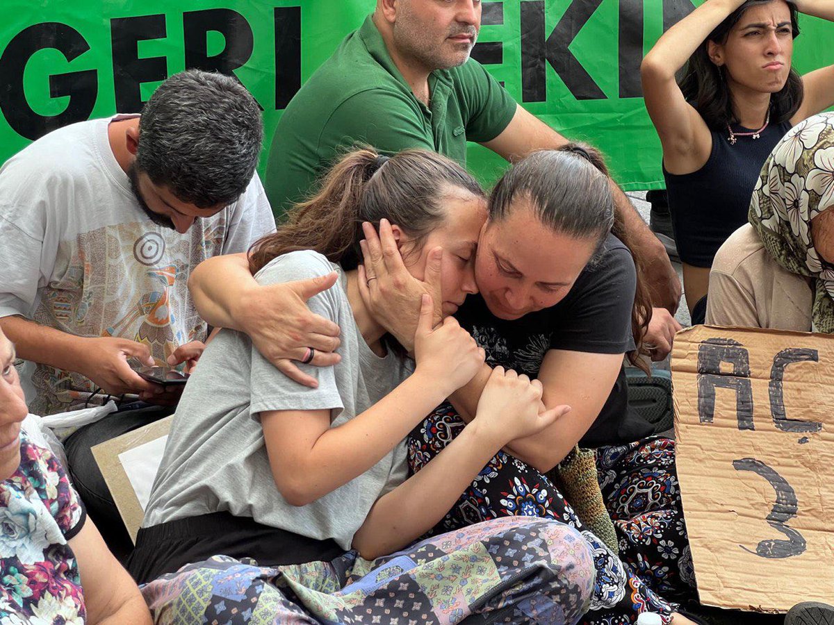 Doğa Derneği (@dogadernegi) on Twitter photo Yaşamı savunmaktan vazgeçmiyoruz!
Doğamızı yok edecek "Süper İzin Yasası"na karşı çıkan köylüler, TBMM önünde oturma eylemi başlattı.
Mücadele eden dostlarımızı yalnız bırakmayalım, desteğimizi gösterelim.
#ToprağımızıVermiyoruz
#ZeytinimeDokunma
<a href="/ikizkoydireniyo/">Akbelen Yuvamız Vermeyeceğiz 🌱🫒🌲</a> Yaşamı savunmaktan vazgeçmiyoruz!
Doğamızı yok edecek "Süper İzin Yasası"na karşı çıkan köylüler, TBMM önünde oturma eylemi başlattı.
Mücadele eden dostlarımızı yalnız bırakmayalım, desteğimizi gösterelim.
#ToprağımızıVermiyoruz
#ZeytinimeDokunma
<a href="/ikizkoydireniyo/">Akbelen Yuvamız Vermeyeceğiz 🌱🫒🌲</a>
