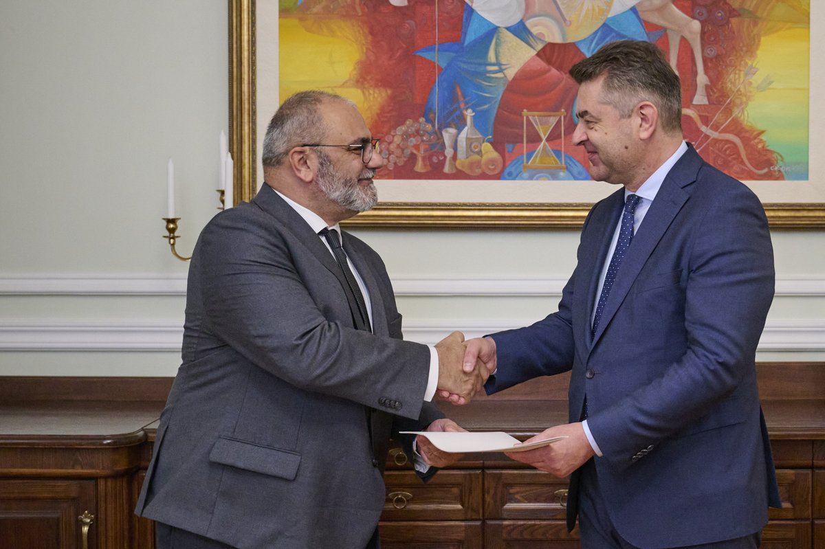 CyprusinUkraine's tweet image. Сьогодні Посол🇨🇾 Михаліс Фіріллас вручив копії Вірчих грамот Заст.Міністра🇺🇦 @MFA_Ukraine Євгену Перебийнісу на підтвердження своєї акредитації Послом Республіки Кіпр🇨🇾 в Україні🇺🇦. Посольство🇨🇾 бажає Послу Фіріласу усіляких успіхів на цій важливій посаді! @CyprusMFA