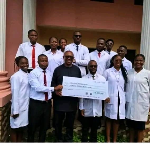 POMediaCenter's tweet image. Students of the University of Nigeria Nsukka were overjoyed today, as HE @PeterObi donated N15 million to the Dentistry Department including a mini bus, He also promised to help them raise more funds.
#POat64Rally #PeterObiAt64 #ObidientsDayOfService