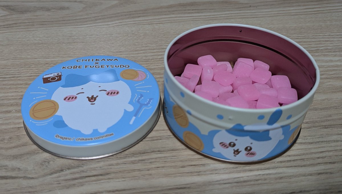 It was originally a Chiikawa cake box. The cakes are finished, so I turned it into a candy box. 😆
元々はちいかわのケーキ箱だったのですが、ケーキが終わったのでお菓子箱にしてみました.
#BoîteÀBonbons #SweetTooth 
#ちいかわグッズ #ちいかわアニメ
#ちいかわ