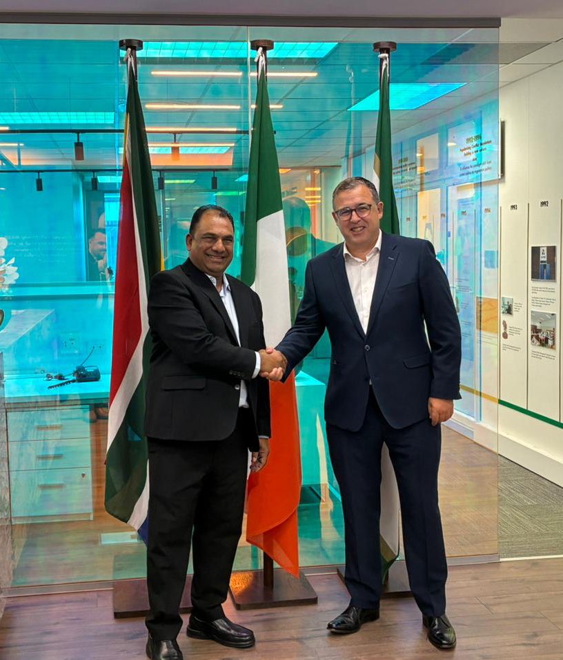 IrlAmbRSA's tweet image. Always a pleasure to visit Durban. Great to do the Irish Tech Challenge showcase; visit the @DenisHurleyDBN and launch the 5th volume Africa, Ireland and Beyond with @UKZN and ISAA Durban and visit @ACCORD_online this week.