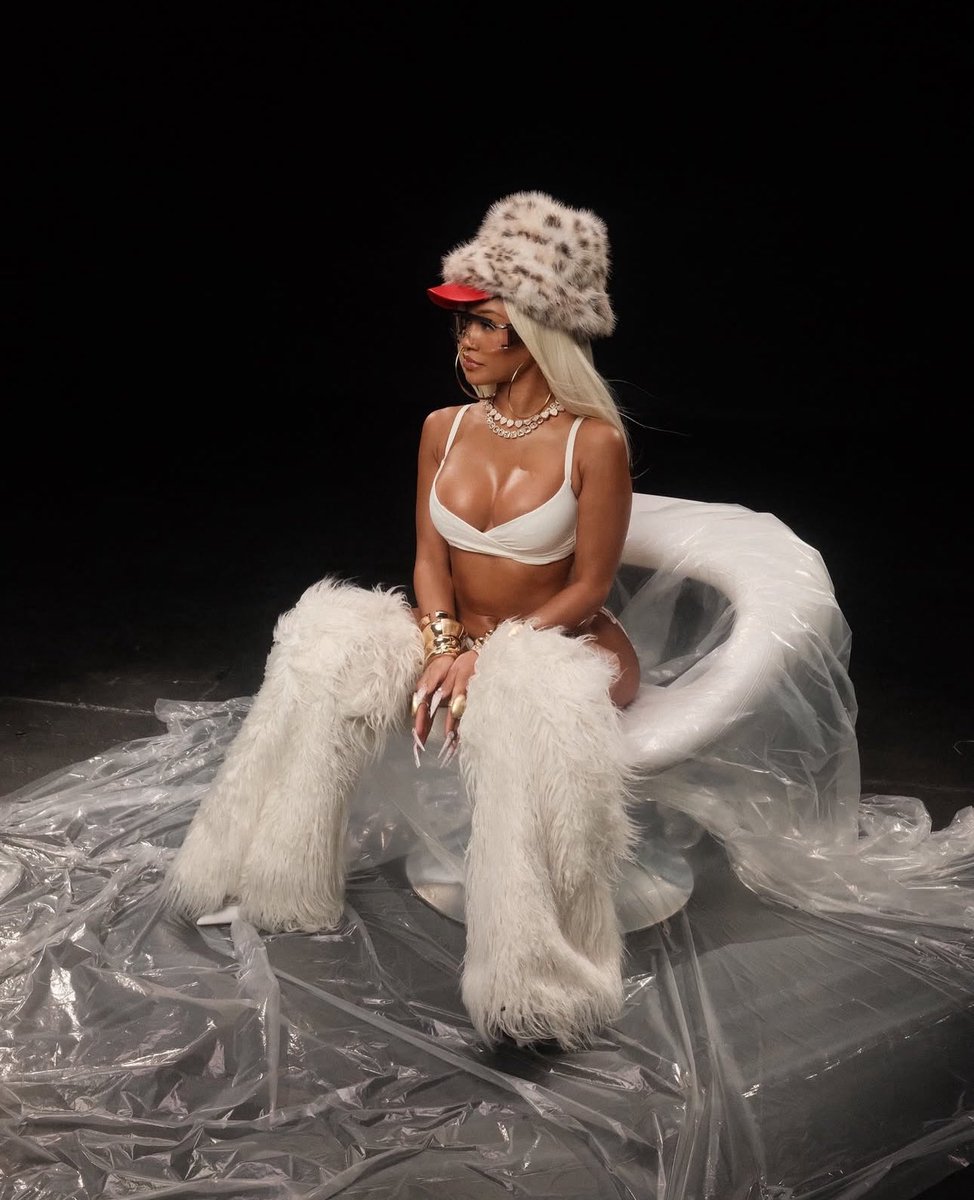 theicyarchive's tweet image. Saweetie’s new single “Boffum” is out now on all streaming platforms ❄️
🔗: saweetie.lnk.to/boffum