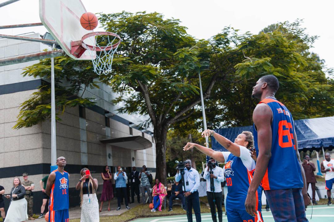 USEmbAbidjan's tweet image. Journée exceptionnelle à @USEmbAbidjan ! La star ivoiro-américaine de la NBA, Mo Bamba, a rencontré l’Ambassadeur Jessica Davis Ba avant de rejoindre les U.S. Basketball Ambassadors pour une séance spéciale de basketball.
#SportsDiplomacy #YouthEmpowerment #USBA