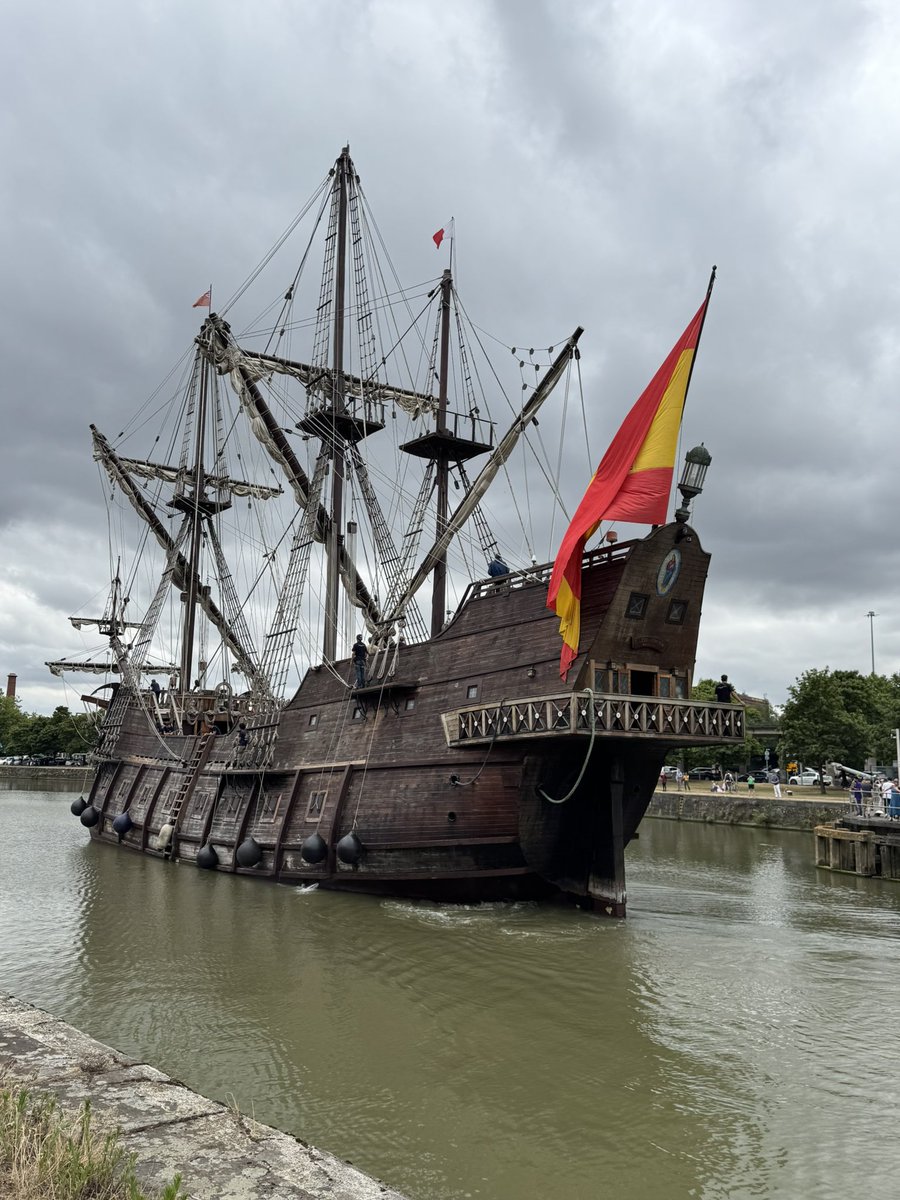 john_actuary's tweet image. A magnificent sight as the Spanish Galeón Andalucia passes under the Clifton Suspension Bridge and enters Bristol Harbour through the Cumberland Basin lock.