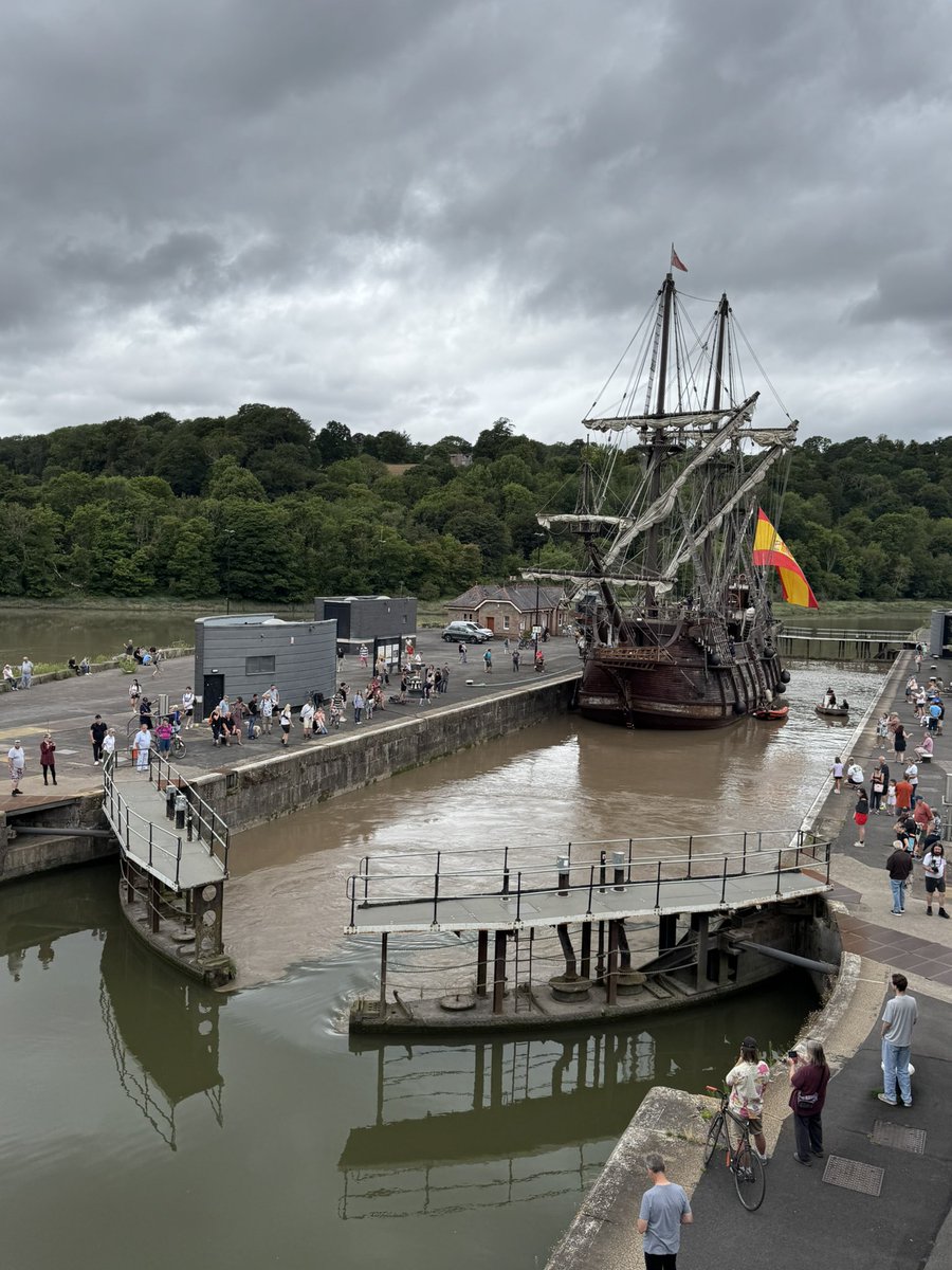 john_actuary's tweet image. A magnificent sight as the Spanish Galeón Andalucia passes under the Clifton Suspension Bridge and enters Bristol Harbour through the Cumberland Basin lock.