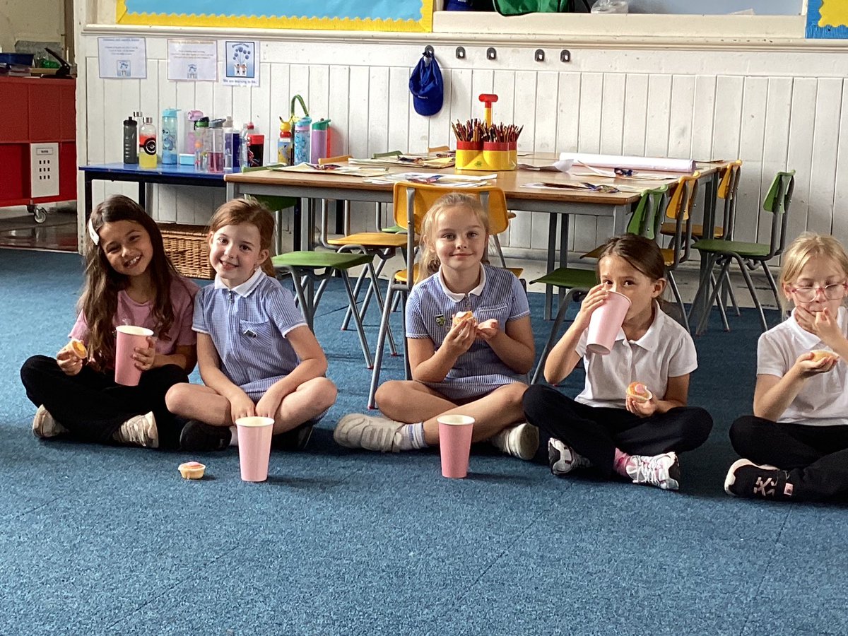 PlasnewyddPS's tweet image. Time for a treat…. Then karaoke. What a great class of performers @Dosbarth__Melyn @CSCJES @CSC_ExpArts 💛💛💛