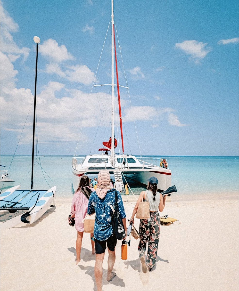 CaymanClassic's tweet image. A great morning snorkeling in the beautiful waters of Grand Cayman with #CaymanIslandsClassic exclusive water sports partner, Red Sail Sports 🌞🌊 Receive 20% off on all Snorkeling Trips from 11/21-12/2/25. Use promo code: CaymanClassic25 when booking at redsailcayman.com.