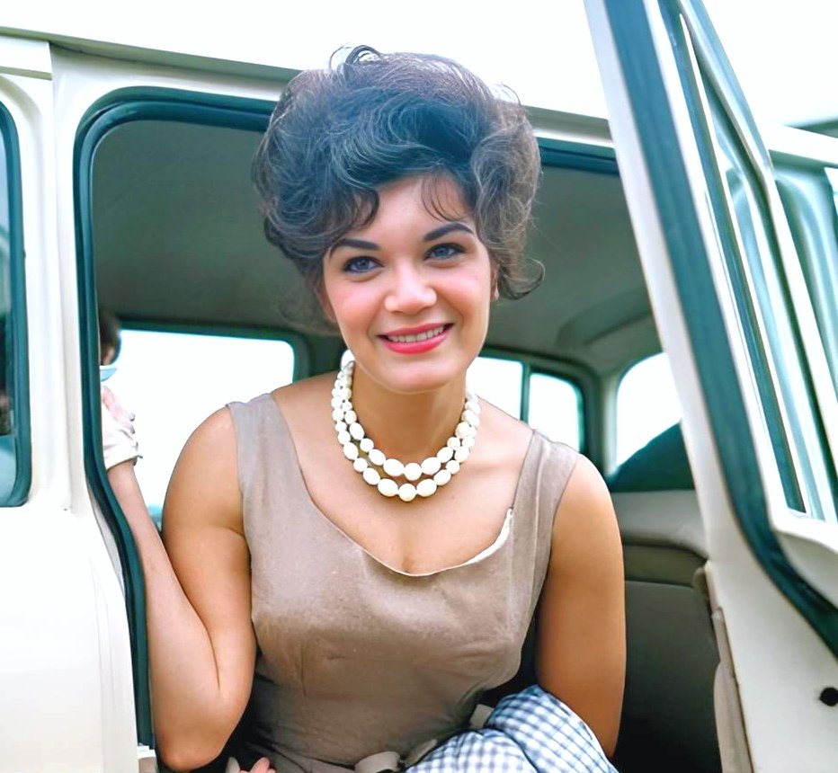 funnyandfab4's tweet image. Sad to hear the passing of Connie Francis, Growing up, My parents played Connie's records all the time, Her music feels like a warm memory from my past. Sheโll be missed! ๐๏ธ๐๐ต #conniefrancis