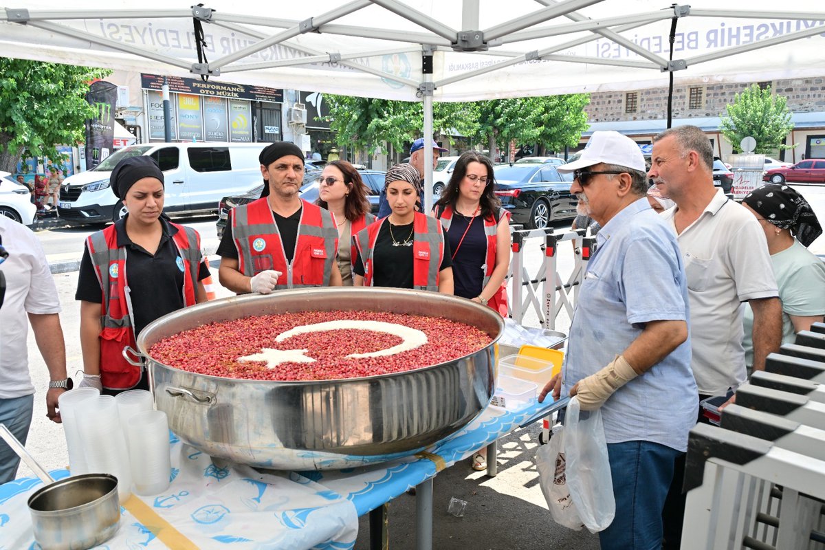 Merhum Manisa Büyükşehir Belediye Başkanımız Ferdi Zeyrek'i vefatının 40. gününde rahmet ve özlemle andık.

17 ilçemizde düzenlediğimiz mevlit programlarında hep birlikte dualar ettik; lokma ve aşure ikramımızla Başkanımızı hayırla yâd ettik. Katılım gösteren, duasıyla eşlik eden