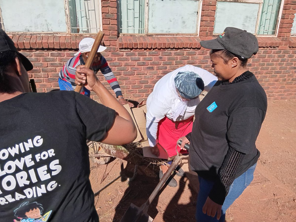 nalibaliSA's tweet image. To create a clean and inviting reading environment for children, the Nal'ibali-Lesedi Solar Parks Trust Literacy Project team spent their 67 minutes cleaning the yard at Postdene Library in Postmasburg, Northern Cape, this Mandela Day.
How are you spending your 67 minutes this…