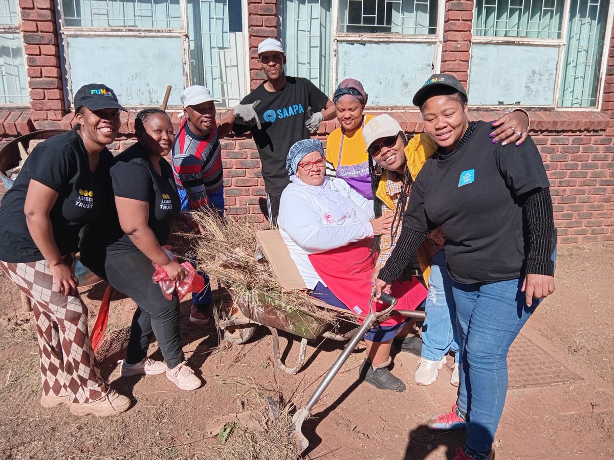 nalibaliSA's tweet image. To create a clean and inviting reading environment for children, the Nal'ibali-Lesedi Solar Parks Trust Literacy Project team spent their 67 minutes cleaning the yard at Postdene Library in Postmasburg, Northern Cape, this Mandela Day.
How are you spending your 67 minutes this…