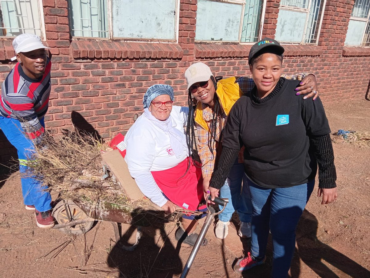 nalibaliSA's tweet image. To create a clean and inviting reading environment for children, the Nal'ibali-Lesedi Solar Parks Trust Literacy Project team spent their 67 minutes cleaning the yard at Postdene Library in Postmasburg, Northern Cape, this Mandela Day.
How are you spending your 67 minutes this…