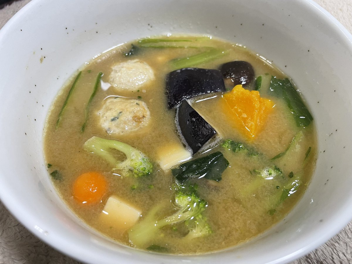 neetneko_hina's tweet photo. 届きたてほやほやを食べてみるよー
これ食べたら配信するね！

千ちゃんご馳走さま😊

 #misovation
 #フォートナイト https://t.co/chLXxYLQuM