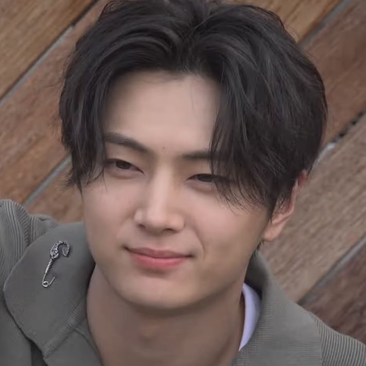 jongseony's tweet image. the face                                     the body