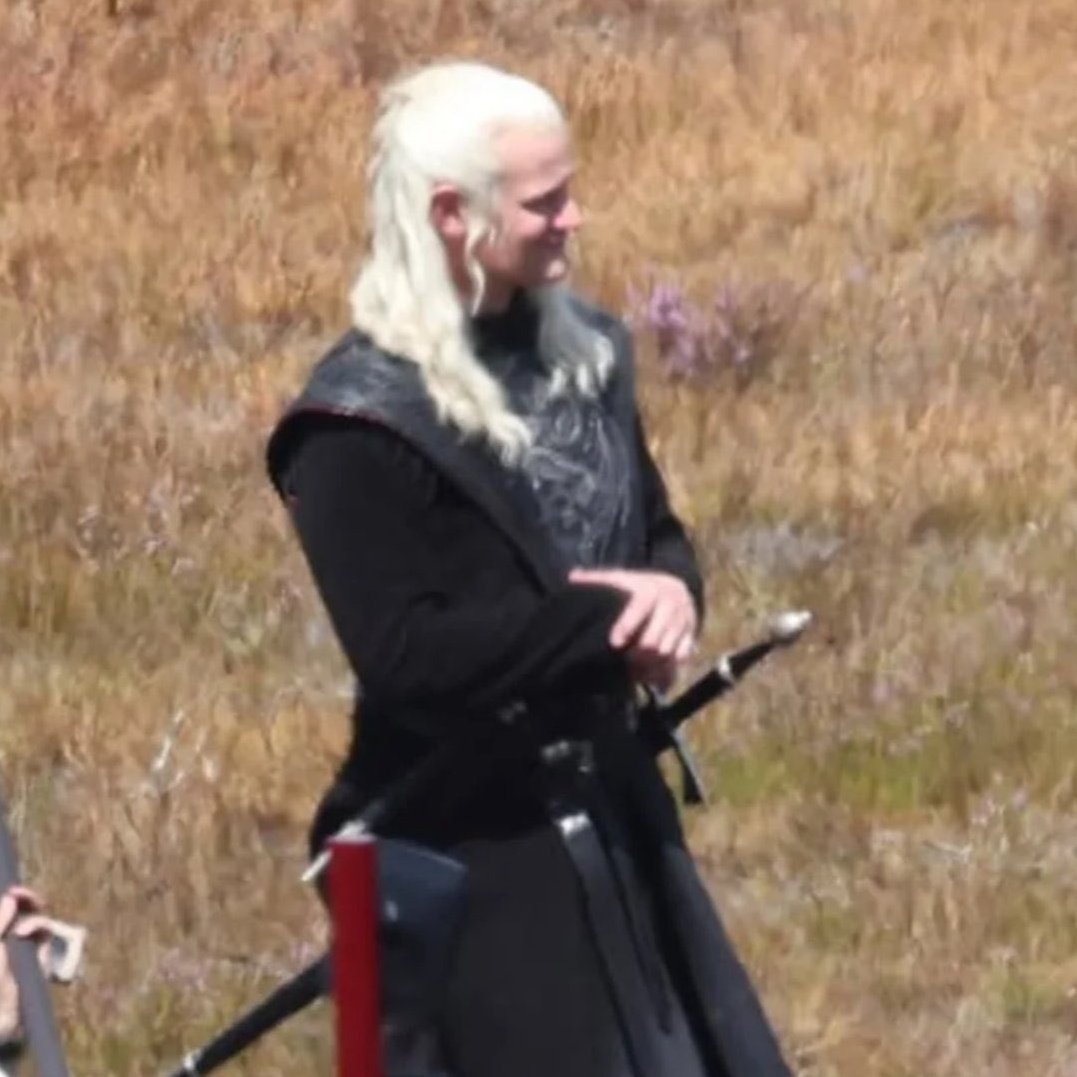 bestoftheblacks's tweet photo. 🚨SPOILERS FOR SEASON 3 OF #HouseOfTheDragon 🚨

In new set images, we see Ormund Hightower, Otto's nephew (who was accompanied by Daeron Targaryen), surrender and kneel to Daemon Targaryen. https://t.co/mKIDnstRFI
