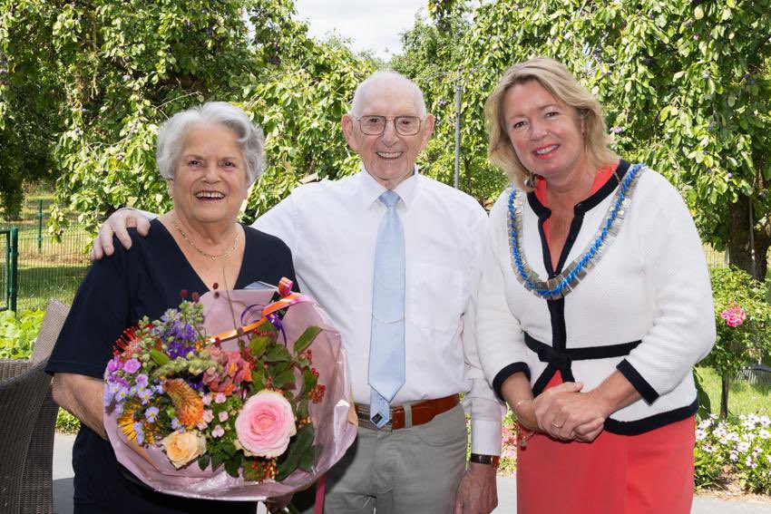 En gistermiddag nog gezellig op ☕️bezoek geweest bij het echtpaar Sijben-Wetemans in #Elst voor hun 60-jarig huwelijk 🎉 van eergisteren. Nogmaals van harte gefeliciteerd met uw diamanten💎 huwelijk namens Gemeente Overbetuwe 💐