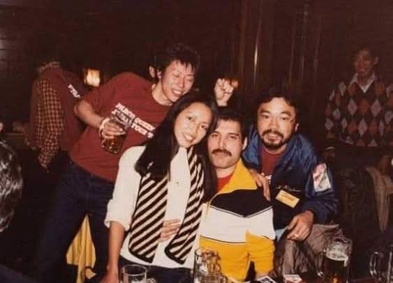 Freddie with some lucky fans ✨
