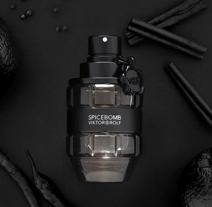 PetalsCosmetics's tweet photo. Viktor&amp;Rolf Spicebomb edt is an explosion of Spices,A blaze of fiery spicy notes; dutch cinnamon, saffron, pimento berries and pink pepper all of which create a captivating experience. The bottle is a powerful grenade. The ultimate weapon of mass seduction! https://t.co/CSG42pYIB9