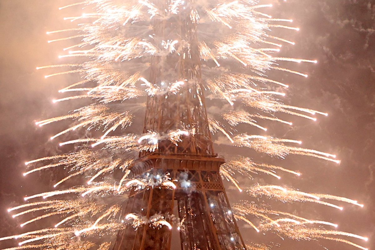 SaintsEnFrance's tweet image. 🇫🇷 Une soirée inoubliable sur la Seine pour le 14 Juillet. Merci à nos amis français pour votre accueil et votre passion pour le 🏈 !
🇺🇸 An unforgettable Bastille Day on the Seine. Thanks for the warm welcome and all the love, France!
@Saints | @NFLFrance | @SaintsinComm