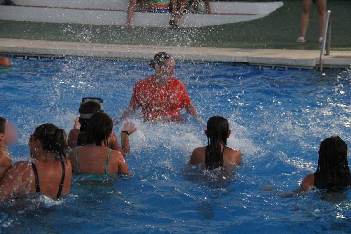 Ayto_Cartama's tweet image. Gran éxito de ‘Mójate en la noche’ en la piscina de Cártama Pueblo 💦
👋🏻 Entradas para la edición en la piscina de Estación de Cártama ¡AGOTADAS!
#Cártama #verano2025 #ocio