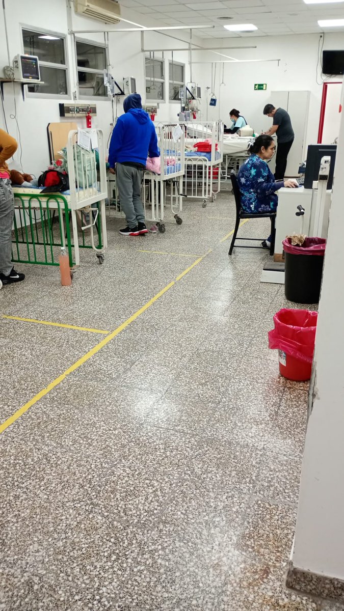 Guardia saturada en el Hospital de Niños.
Trabajadores de la institución advierten que la situación puede complicarse en caso de que el Ministro no adopte otras medidas. "Todavía faltan dos semanas de contingencia por lo menos".